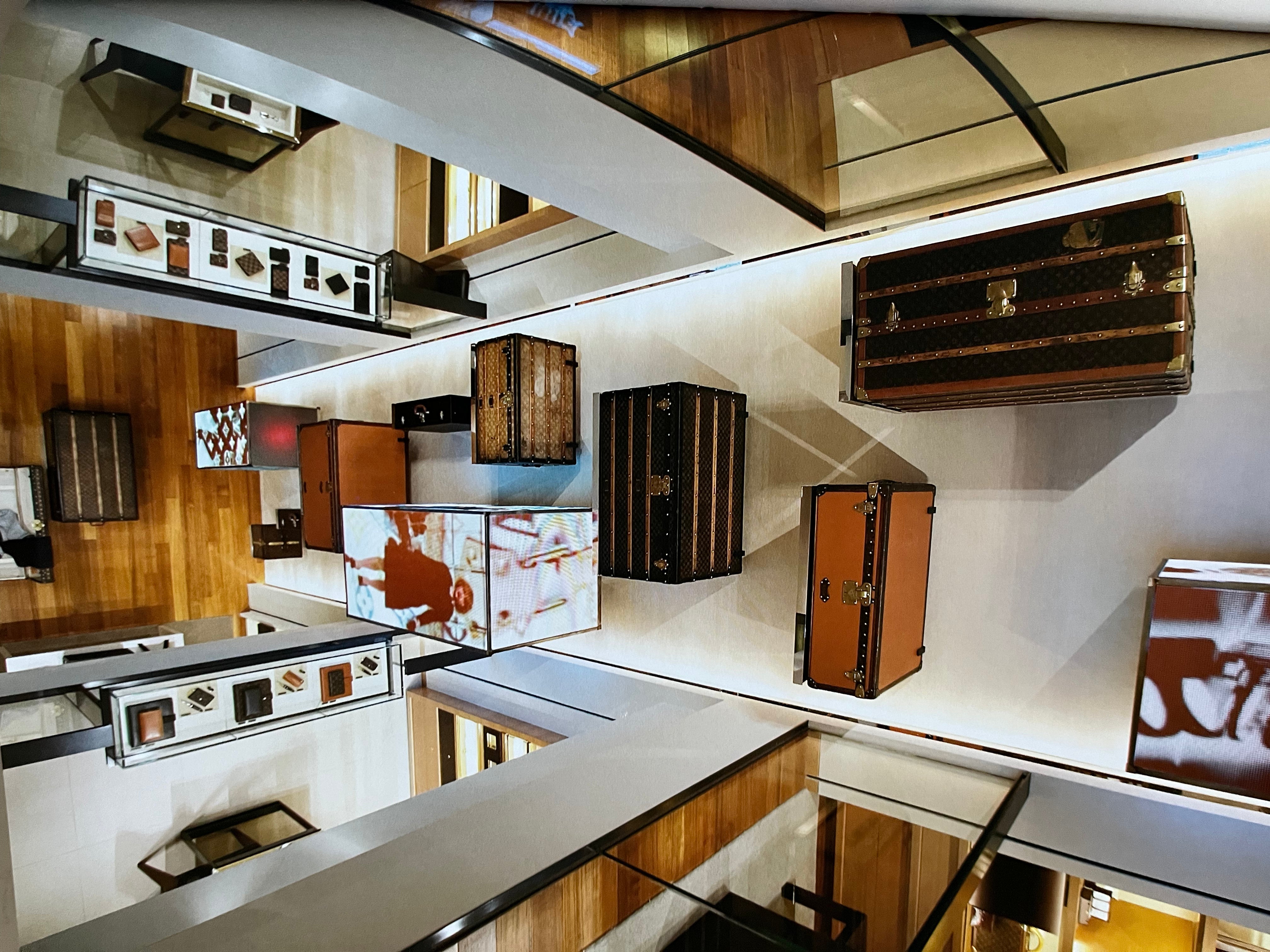 洋書 LOUIS VUITTON ARCHITECTURE & INTERIORS The facade of Louis Vuitton's store in Osaka, designed by